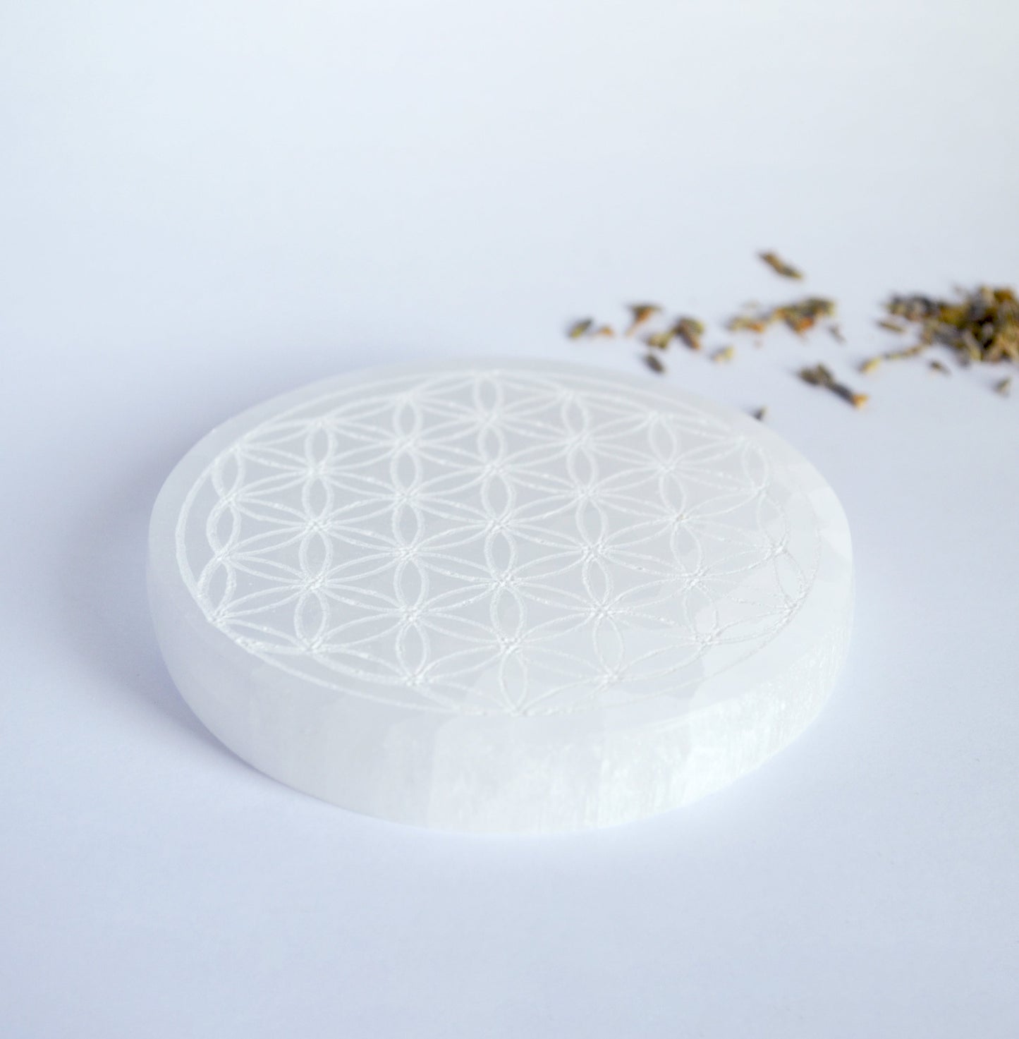 PLACA SELENITA CON GRABADO FLOR DE LA VIDA - RECARGA TUS MINERALES